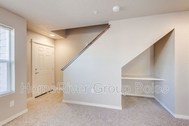 8930 W Shellie Ln in Boise, ID - Building Photo - Building Photo