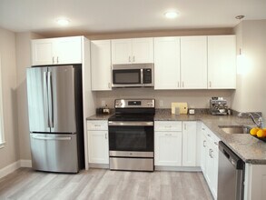 105 House St in Glastonbury, CT - Building Photo - Building Photo