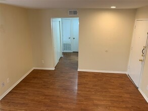 16111 Aspenglenn Dr in Houston, TX - Building Photo - Building Photo