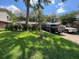 10313 Shadow Oaks Dr in Houston, TX - Building Photo