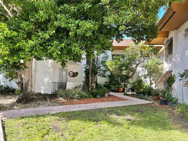 9456 SW 77th Ave in Miami, FL - Foto de edificio - Building Photo