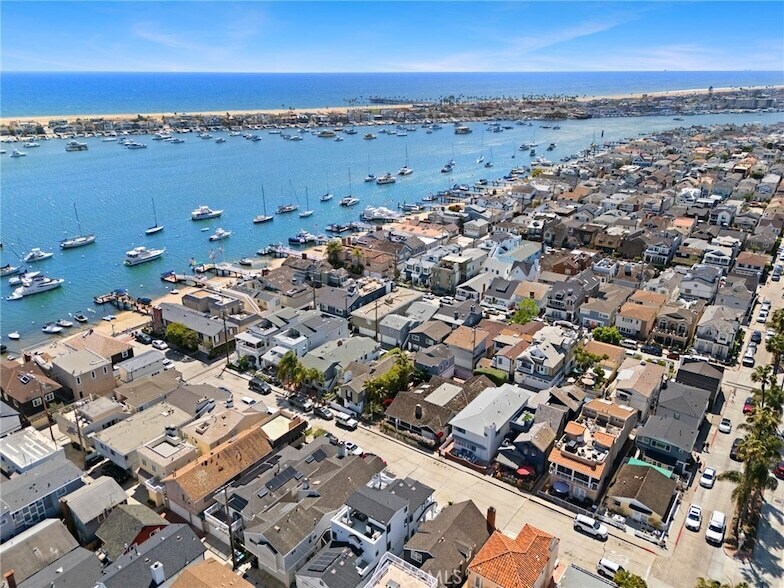6111 Seashore Dr in Newport Beach, CA - Building Photo