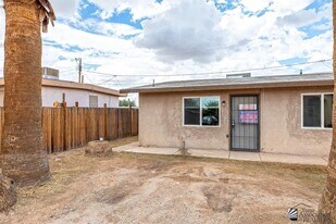 605 S El Prado Rd in Yuma, AZ - Building Photo
