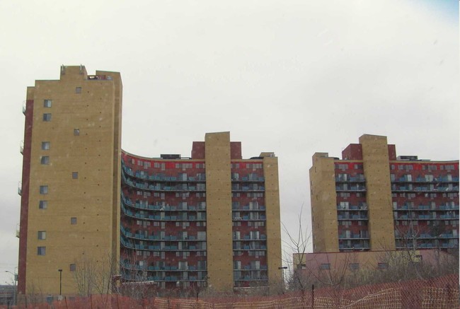 Queens Plate Drive Apartments in Toronto, ON - Building Photo - Building Photo