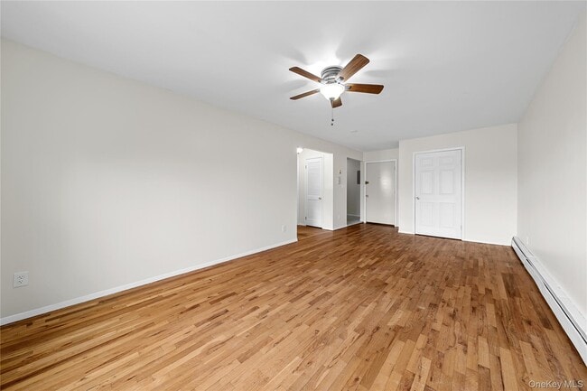 410 Jericho Tpke in North Hempstead, NY - Building Photo - Building Photo