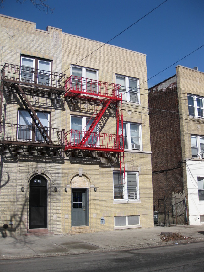 24-16 43rd St in Long Island City, NY - Foto de edificio - Building Photo