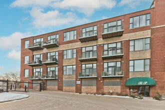 2222 W Diversey Ave, Unit 204 in Chicago, IL - Building Photo - Building Photo