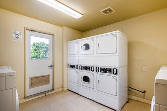Breeze Suites Moderne in Santa Monica, CA - Building Photo - Interior Photo