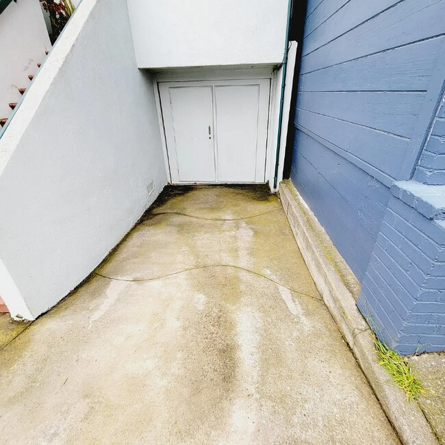 40 Vista Grande Ave-Unit -Down Stairs in Daly City, CA - Building Photo - Building Photo
