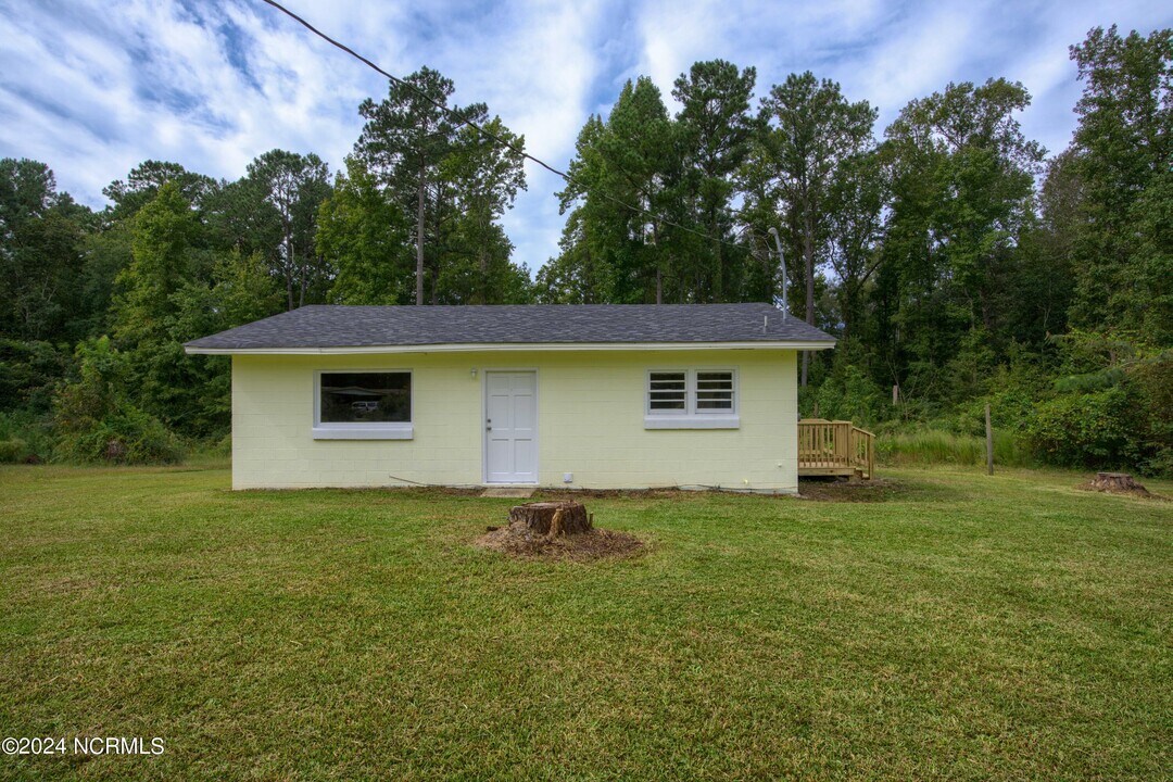 705 Riggs Rd in Hubert, NC - Building Photo