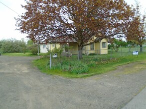 375 Cleveland St in Aumsville, OR - Building Photo - Building Photo