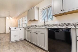 2467 Oakmont Cir in Tulare, CA - Building Photo - Building Photo