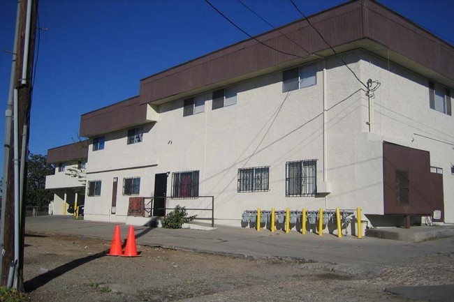 Sanger Place in San Diego, CA - Foto de edificio - Building Photo