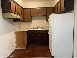 625 S Royal Crest Cir in Las Vegas, NV - Building Photo - Building Photo