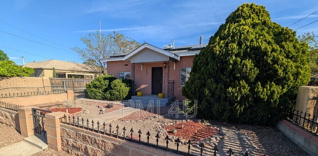 2425 Mountain Rd NW in Albuquerque, NM - Building Photo - Building Photo