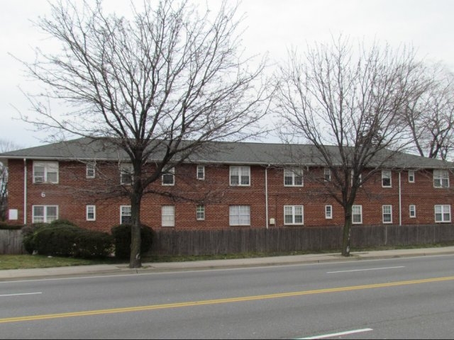 655 Nassau Road in Uniondale, NY - Foto de edificio - Building Photo