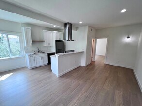 133 N Reno St, Unit 202 in Los Angeles, CA - Building Photo - Building Photo