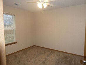 1032 NW Willow Dr in Grain Valley, MO - Building Photo - Building Photo