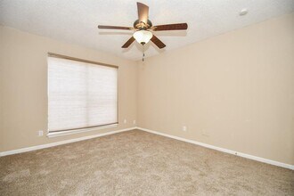 2832 S Bartell Dr in Houston, TX - Building Photo - Building Photo
