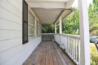 5605 N Bowdoin St in Portland, OR - Building Photo - Building Photo