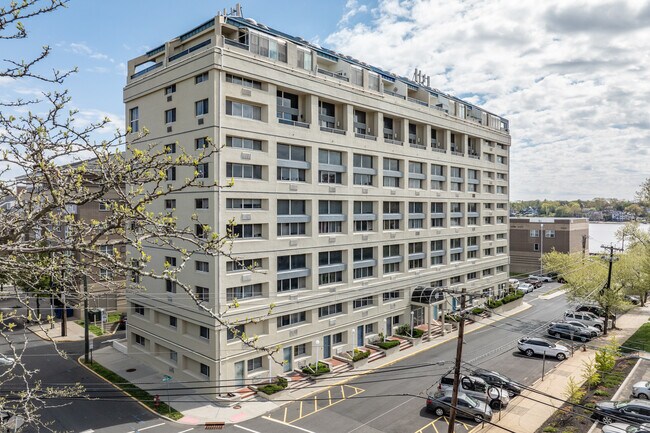 Crows Nest Condominium in Perth Amboy, NJ - Building Photo - Building Photo