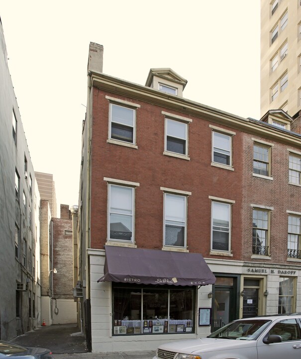253 S 16th St in Philadelphia, PA - Building Photo