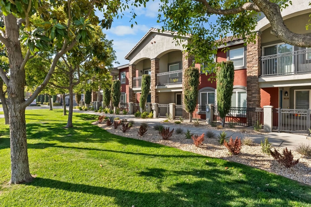 Corona Pointe Townhomes in Riverside, CA - Foto de edificio