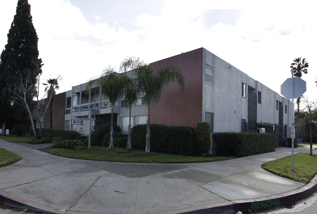 Meridian Apartments in Van Nuys, CA - Building Photo