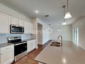 1058 Sky Lks Dr in St. Cloud, FL - Foto de edificio - Building Photo