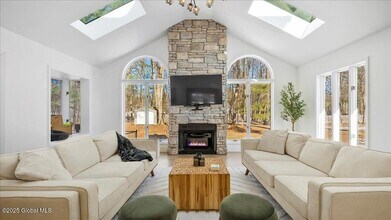 95 Meadowbrook Rd in Saratoga Springs, NY - Foto de edificio - Building Photo