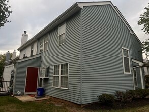 384 Inwood Ct in Somerset, NJ - Foto de edificio - Building Photo