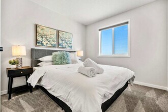 98 Herron St NE in Calgary, AB - Building Photo - Building Photo