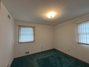 1365 Sioux Rd in North Brunswick, NJ - Building Photo - Building Photo