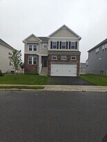 18 Devon Dr in Howell, NJ - Building Photo