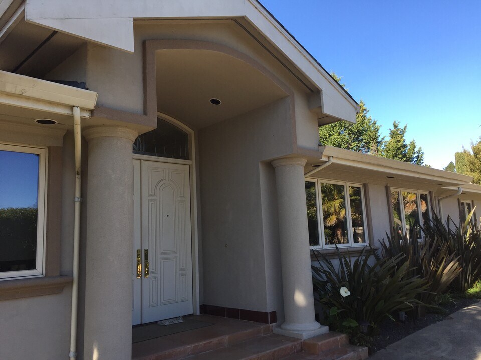 1485 Lakeview Dr in Hillsborough, CA - Foto de edificio