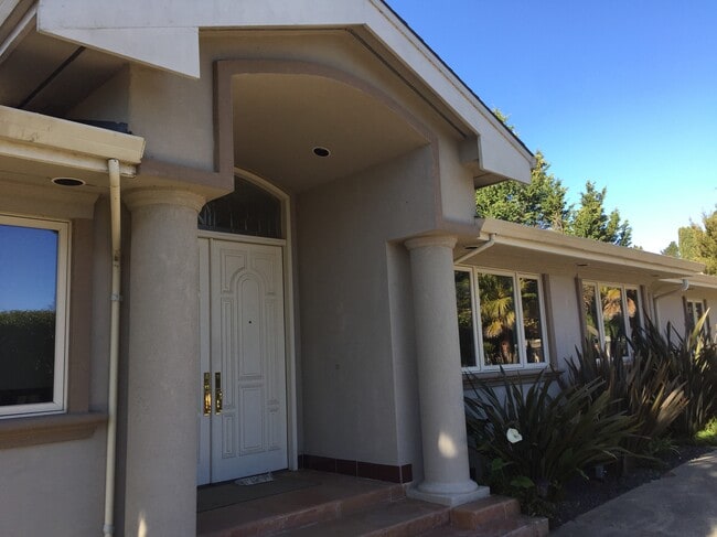 property at 1485 Lakeview Dr