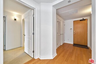 2230 S Bentley Ave in Los Angeles, CA - Building Photo - Building Photo