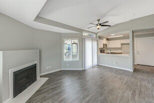 River House Apartments in Santa Ana, CA - Building Photo