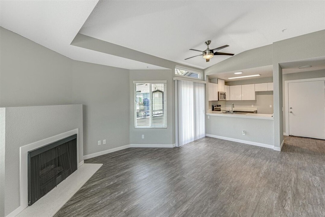 River House Apartments in Santa Ana, CA - Building Photo