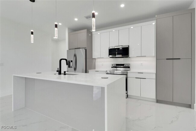 928 NE 8th Pl in Cape Coral, FL - Building Photo - Building Photo