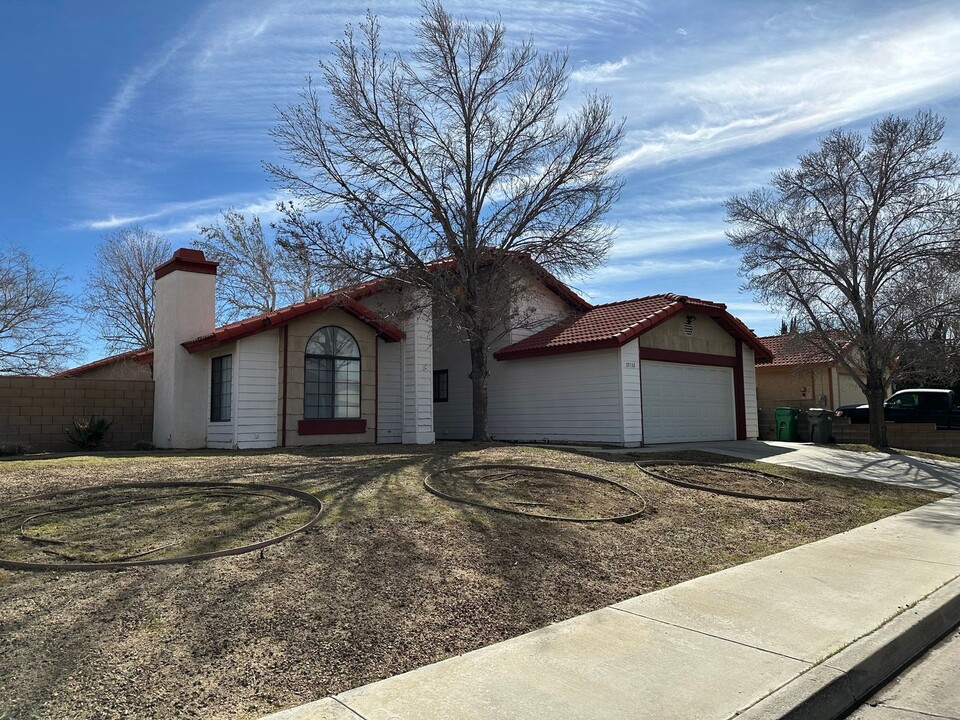 37132 Waterman Ave in Palmdale, CA - Building Photo