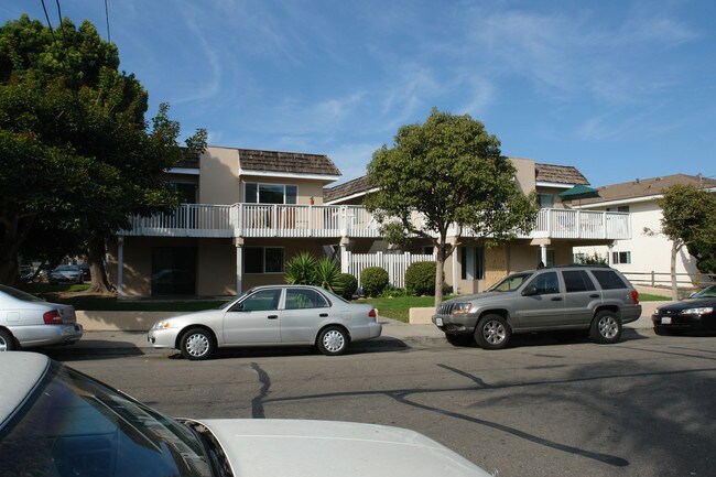 6570 Del Playa Dr in Goleta, CA - Foto de edificio - Building Photo