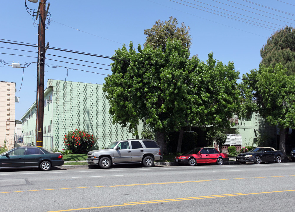 6655 Woodley Ave in Van Nuys, CA - Building Photo