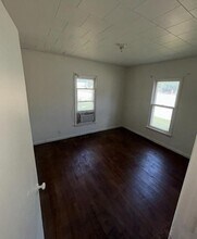 1049 E Oak St in Cushing, OK - Foto de edificio - Building Photo