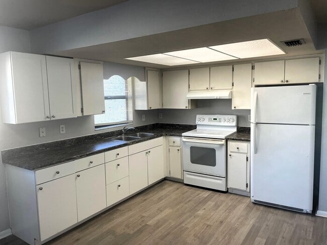 610 SE 10th St in Cape Coral, FL - Building Photo - Building Photo