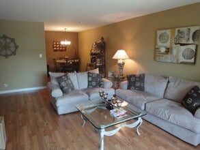 2A Kingery Quarter in Willowbrook, IL - Building Photo - Building Photo