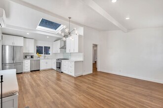 5338 Campo Rd in Woodland Hills, CA - Building Photo - Building Photo