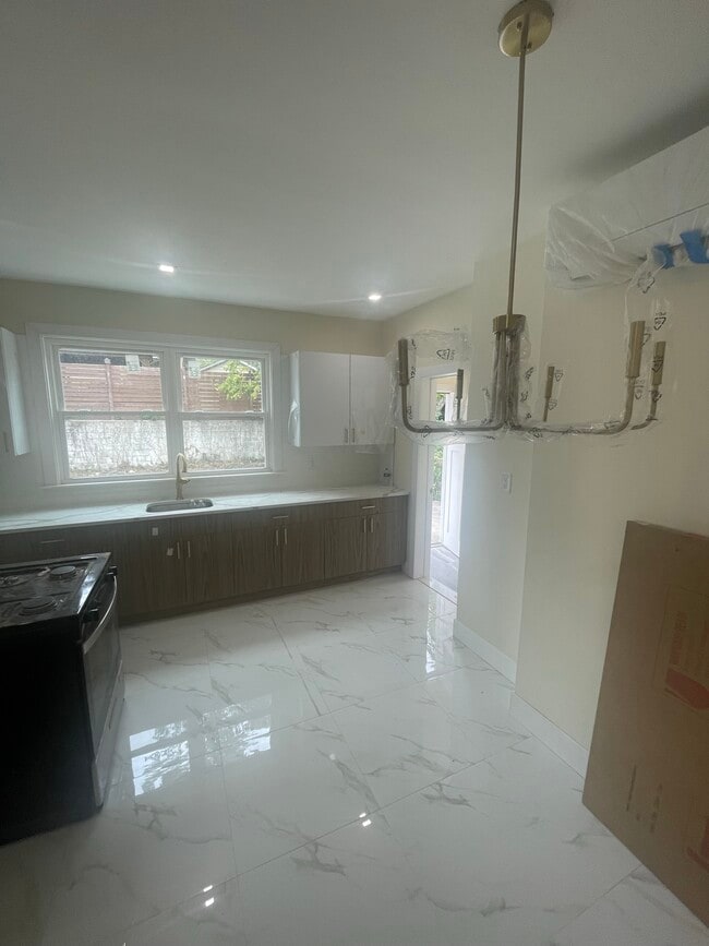 83 Norwood Ave, Unit 1 in Staten Island, NY - Building Photo - Building Photo