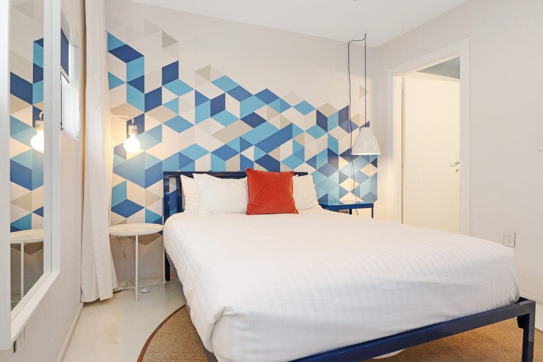 250 Collins Ave in Miami Beach, FL - Building Photo