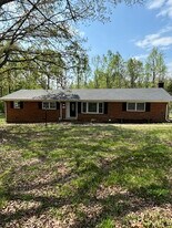 300 Venus Dr in Greensboro, NC - Building Photo